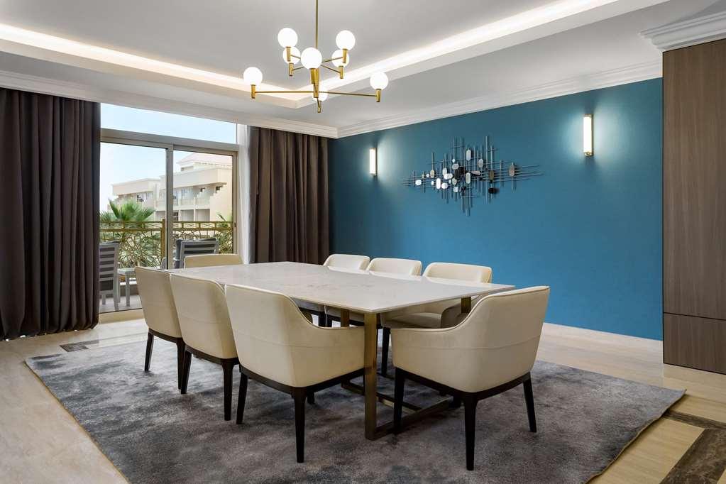 Radisson Airport Hotel *