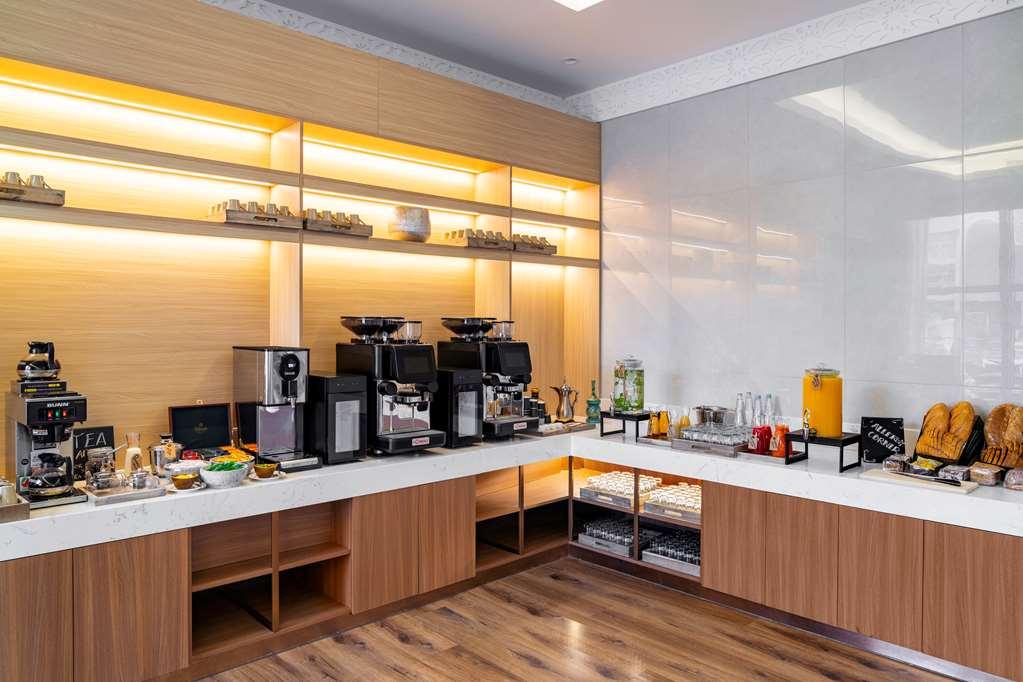 Radisson Airport Hotel *
